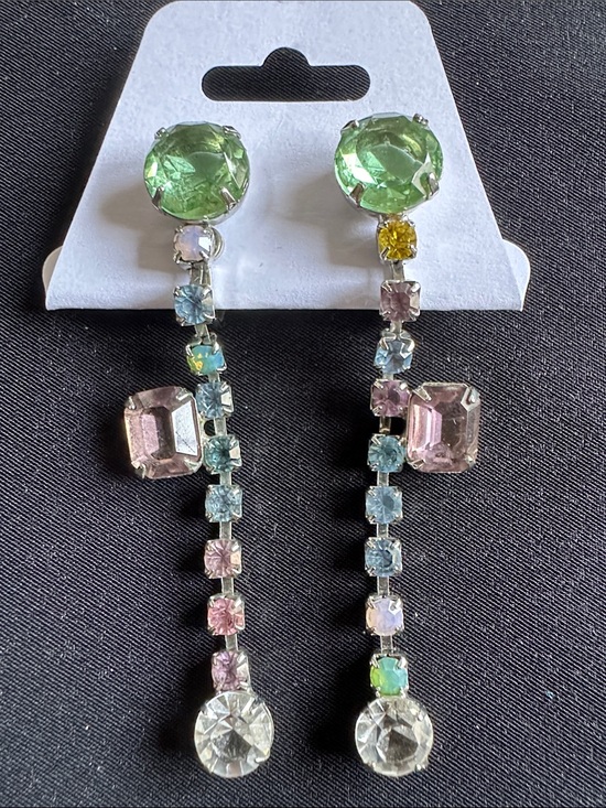 Jewelry - Rhinestone EUC dangle clip on earrings. Lovely faceted, pastel colored stones